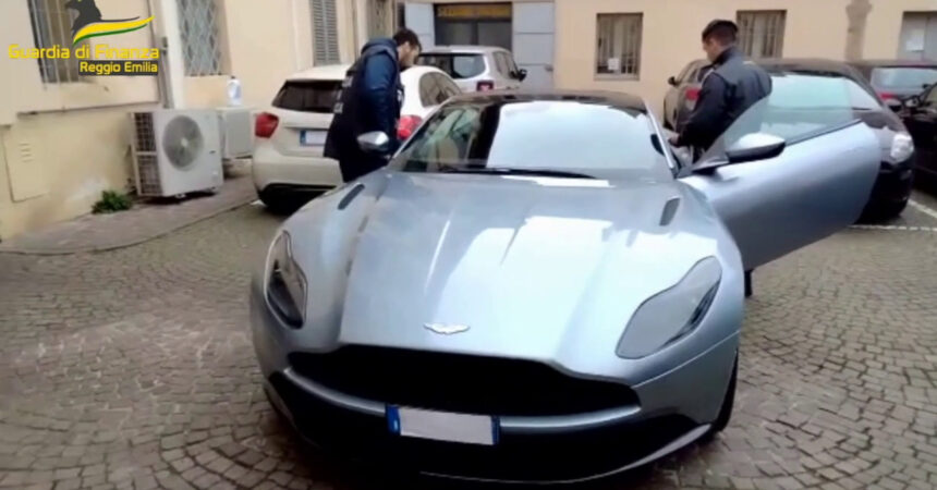 Reggio Emilia, truffa da 1 milione, sequestrate 4 auto di lusso