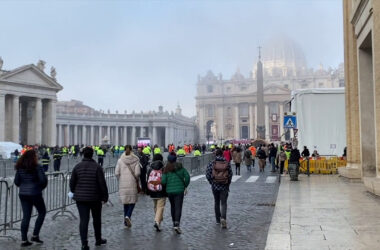 Addio a Benedetto XVI, i fedeli “Ha cambiato le sorti della Chiesa”