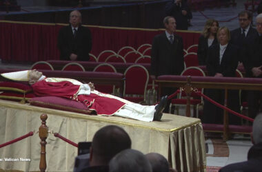 L’omaggio di Giorgia Meloni a Benedetto XVI, le immagini