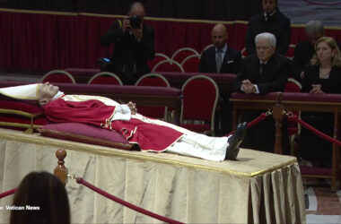 L’omaggio di Sergio Mattarella a Benedetto XVI, le immagini