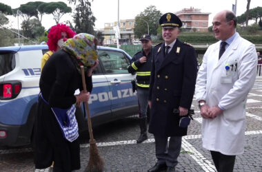 Poliziotta “befana” per i bambini del Policlinico Gemelli di Roma