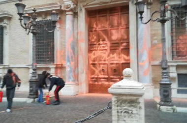 Ambientalisti lanciano vernice arancione su facciata di Palazzo Madama