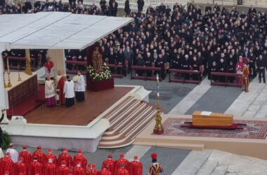 Funerali Benedetto XVI, il coro dei fedeli: “Santo subito”