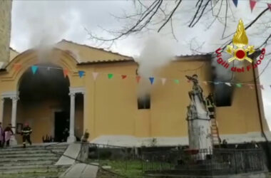 Brucia una chiesa in Toscana, le immagini