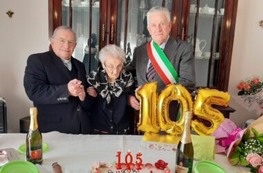 Festa a Castellammare Del Golfo per i 105 anni di nonna Maria