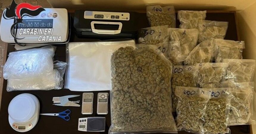 Nascondeva più di 2 chili di marijuana in casa, 55enne arrestato a Catania