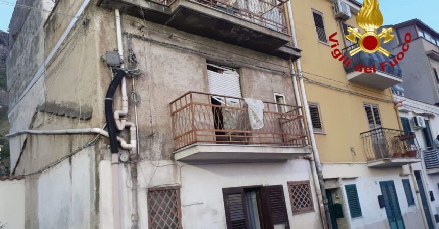 Fuga di gas ed esplosione in palazzina a Palermo, evacuate abitazioni