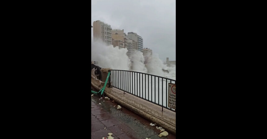 Una violenta tempesta flagella Malta, le immagini di onde giganti