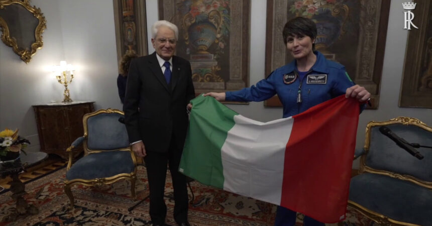 Cristoforetti restituisce a Mattarella tricolore portato nello spazio