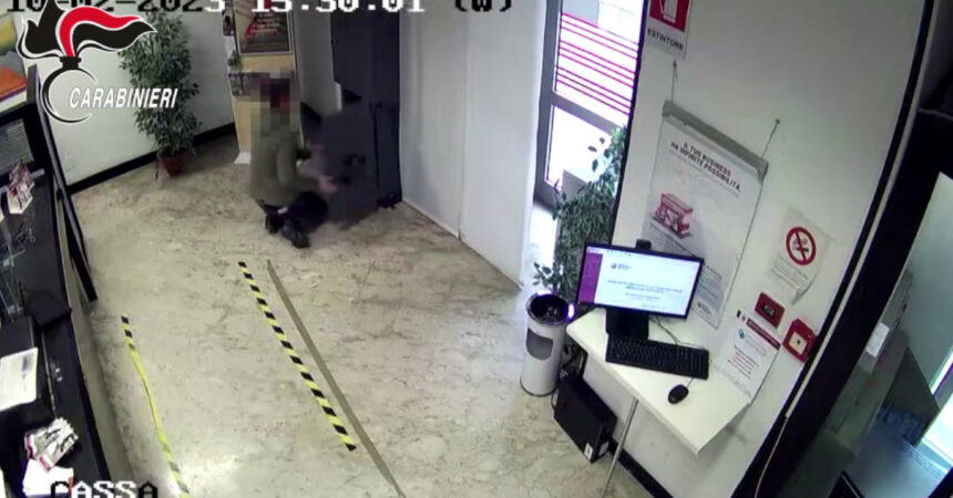 Arrestati dopo rapina in banca nel trapanese, le immagini  del colpo