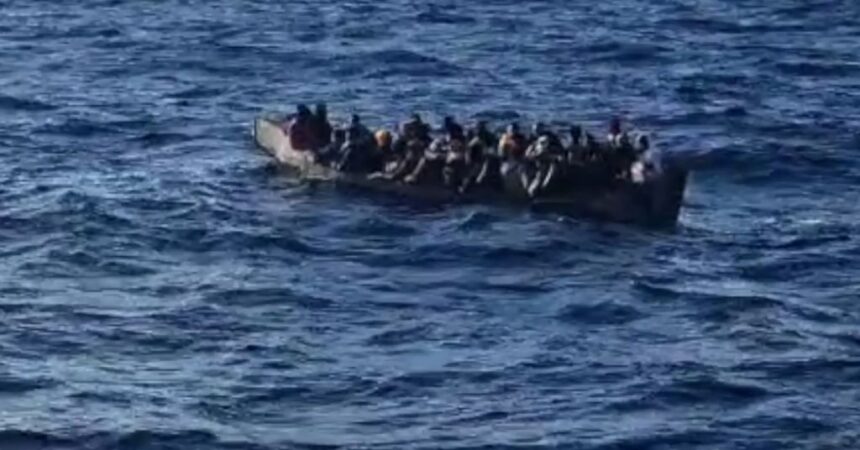 Sbarchi continui a Lampedusa, 20 migranti in salvo e un cadavere