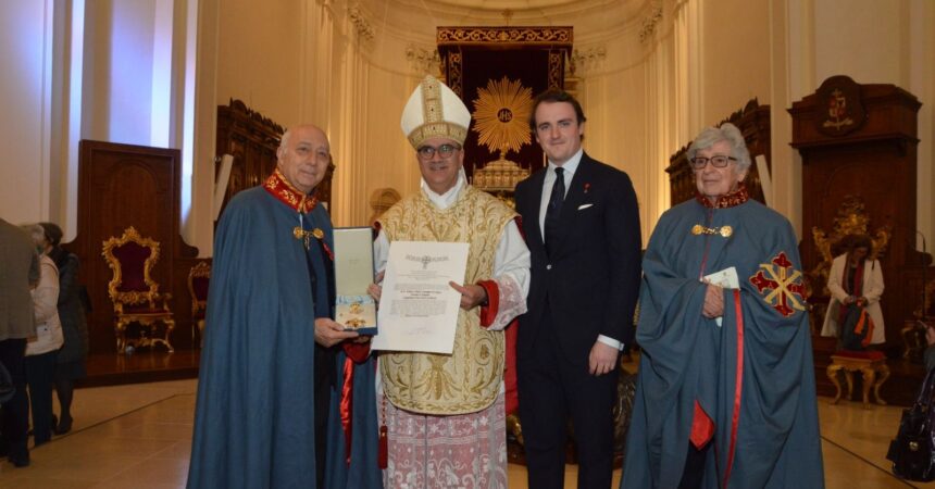 Il Principe Jaime di Borbone consegna la Gran Croce Costantiniana al Vescovo di Ragusa