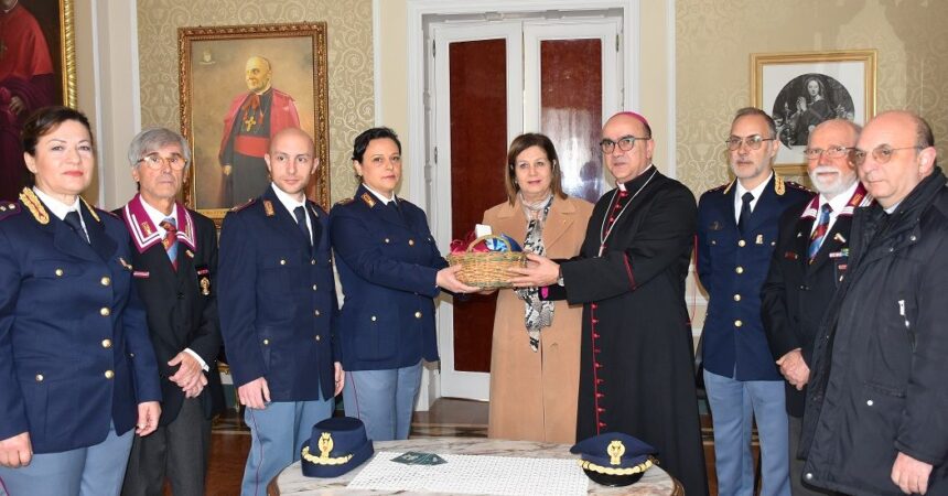 La Polizia consegna al Vescovo di Ragusa l’Olio del Giardino della memoria