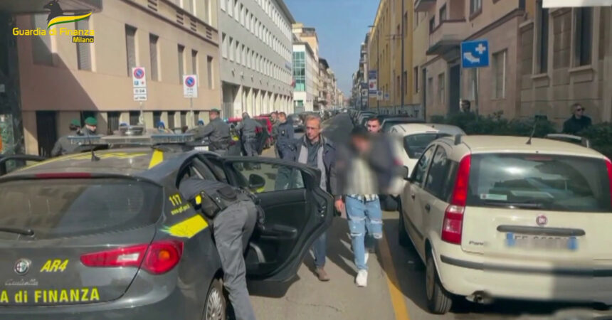 Milano, fermata banda di truffatori in possesso di euro falsi