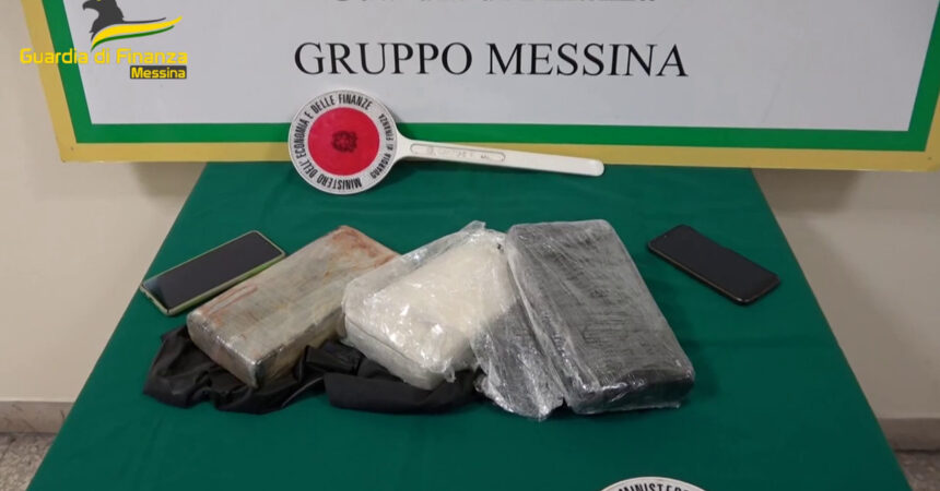 Messina, coppia in van con sei figli nascondeva 700mila euro di droga