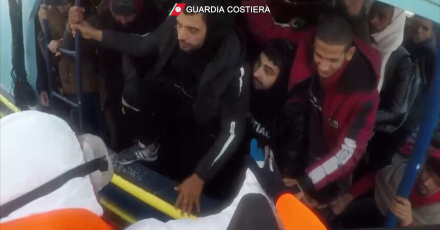 Tratti in salvo 295 migranti al largo della costa jonica calabrese