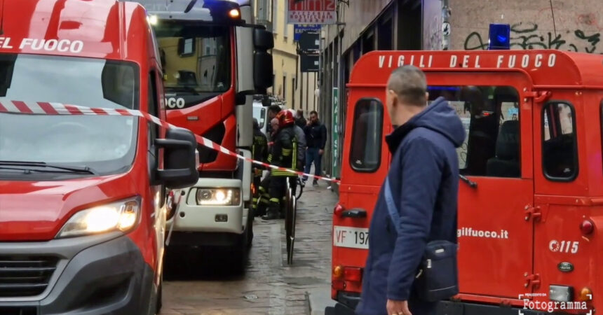 Incendio a Milano, palazzo evacuato in pieno centro