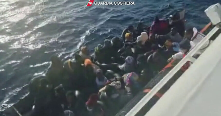 Barchino migranti affonda a Lampedusa, le immagini del salvataggio