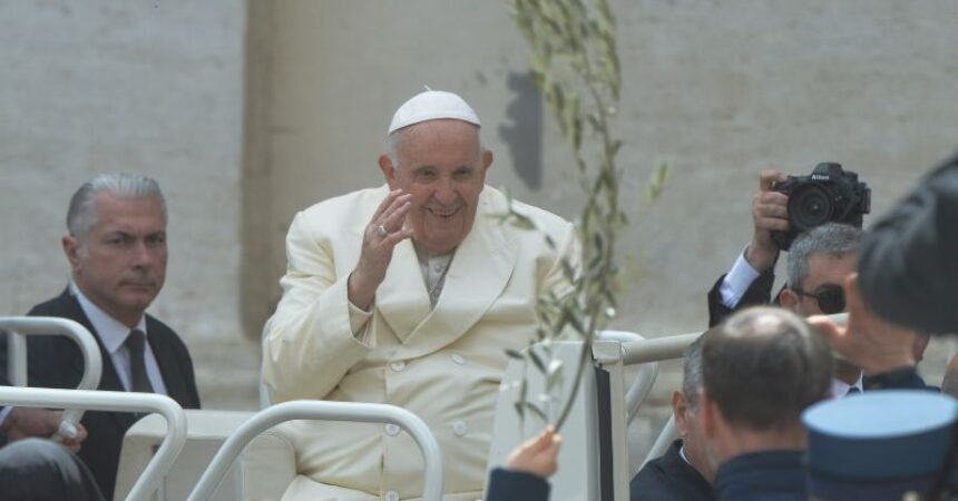 Il Papa non parteciperà alla Via Crucis, la seguirà da Santa Marta
