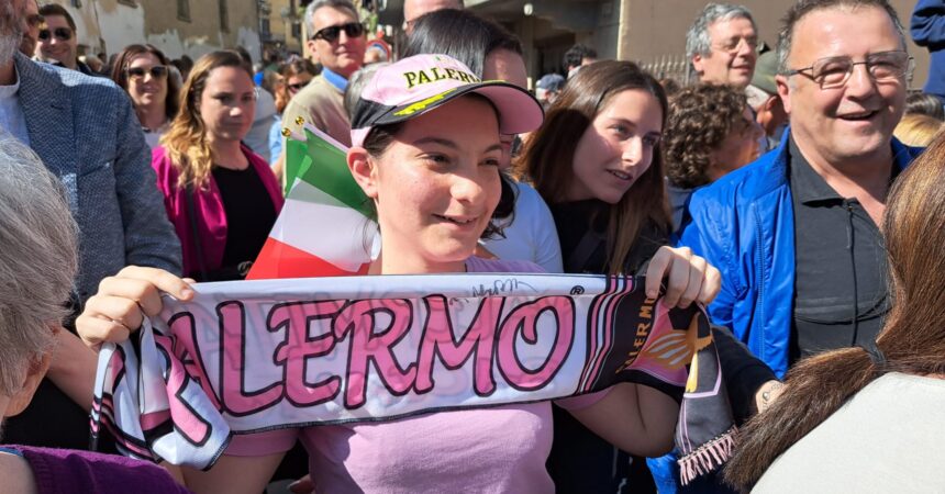 Mattarella firma sciarpa del Palermo a tifosa nel Cuneese