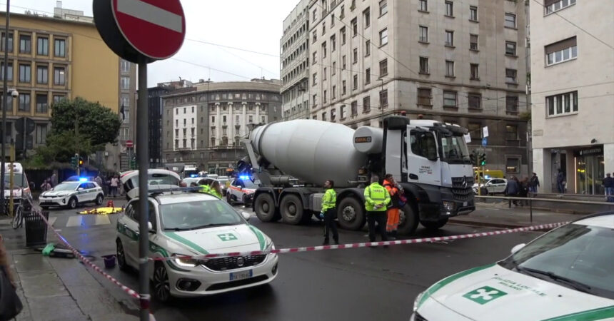 Milano, donna in bici travolta e uccisa da una betoniera