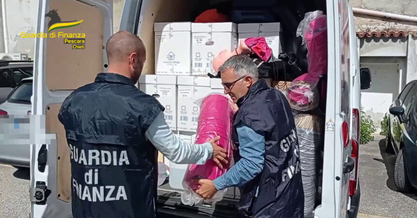 Pescara, sequestrati 54mila articoli non conformi al via del “Giro”