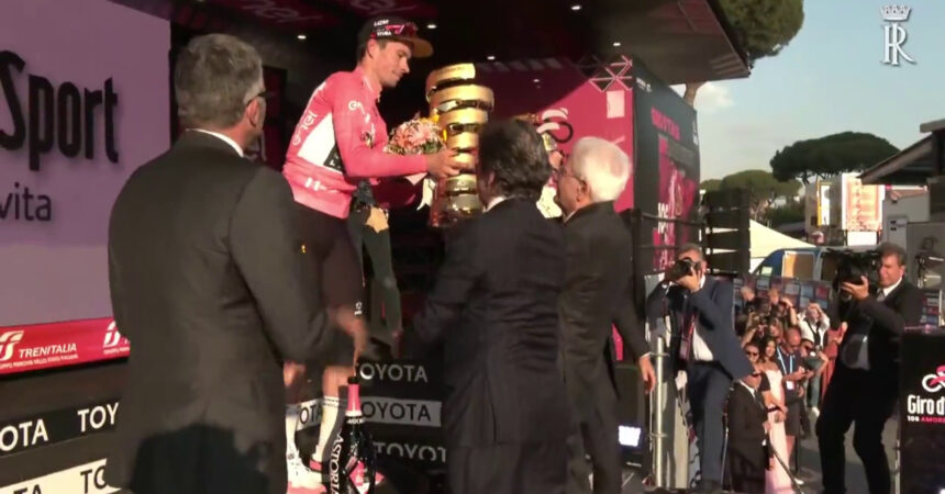 Giro d’Italia, il Presidente Mattarella consegna il Trofeo a Roglic