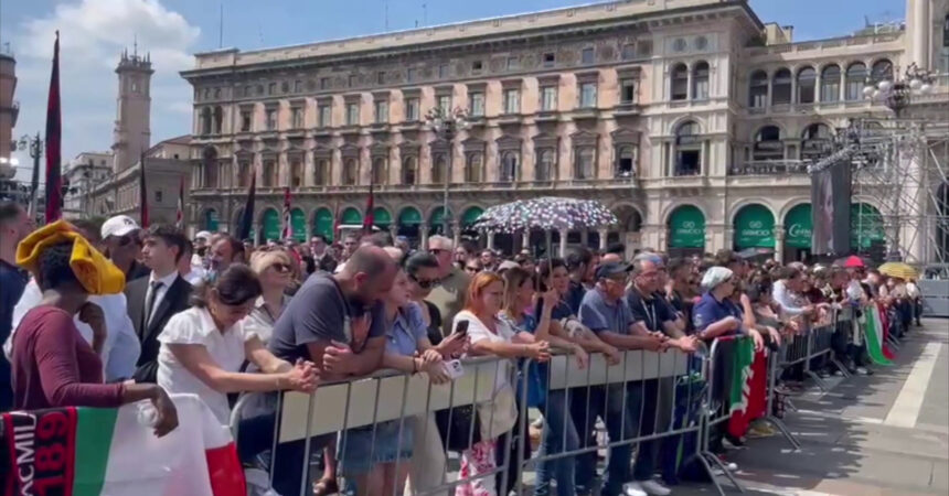 Funerali Berlusconi, gli applausi della folla all’omelia di Delpini