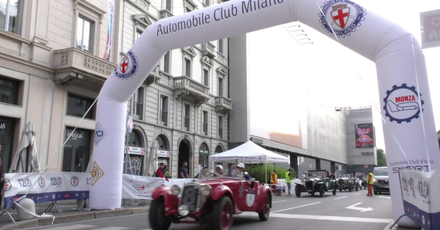 Le auto storiche della 1000Miglia per le strade di Milano