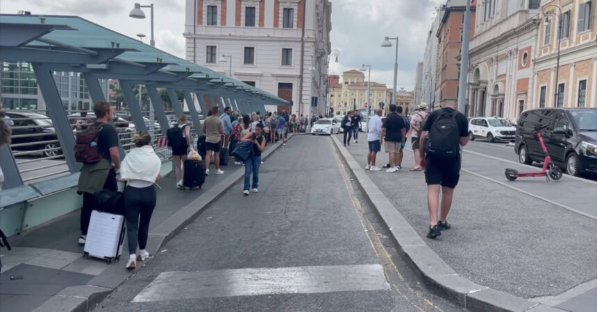 Emergenza taxi in città, file e lunghi tempi attesa da Milano a Roma