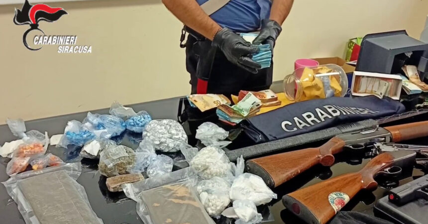 Blitz a Siracusa contro lo spaccio, sequestrate armi, droga e denaro