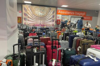 Caos e disagi all’aeroporto di Palermo, centinaia di bagagli stipati in aria arrivi
