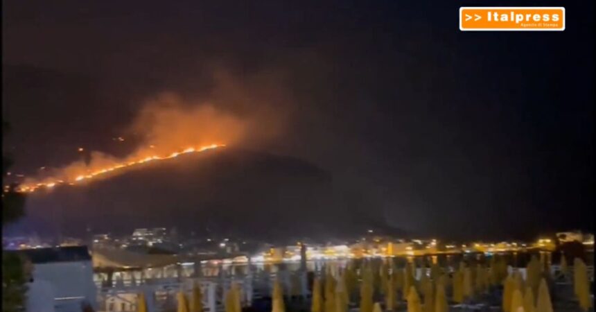Notte di incendi a Palermo, case minacciate dai roghi e chiuso l’aeroporto