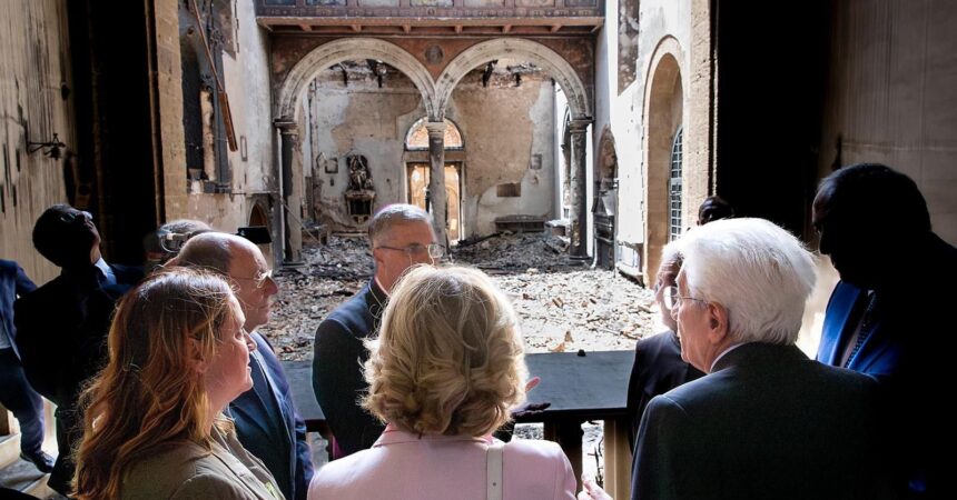 Mattarella visita chiesa di Palermo danneggiata dalle fiamme