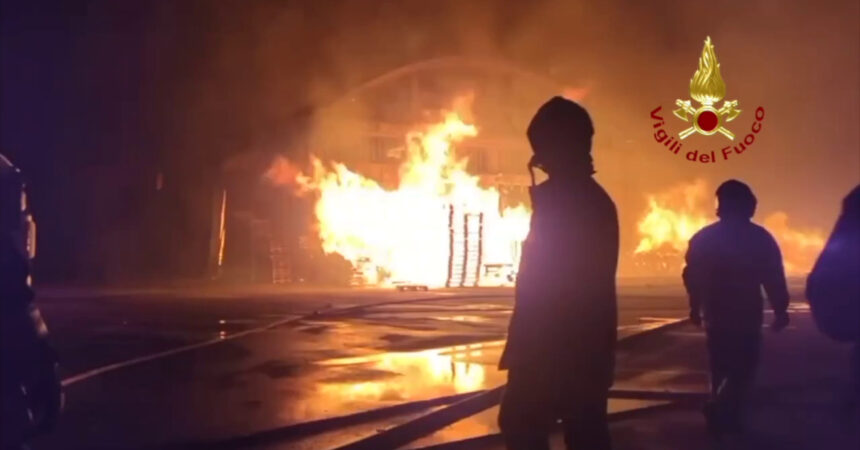 Spento un incendio in un’azienda dei trasporti nel Salernitano