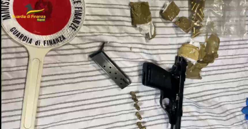 Napoli, sequestrata pistola con matricola abrasa. Arrestato 24enne