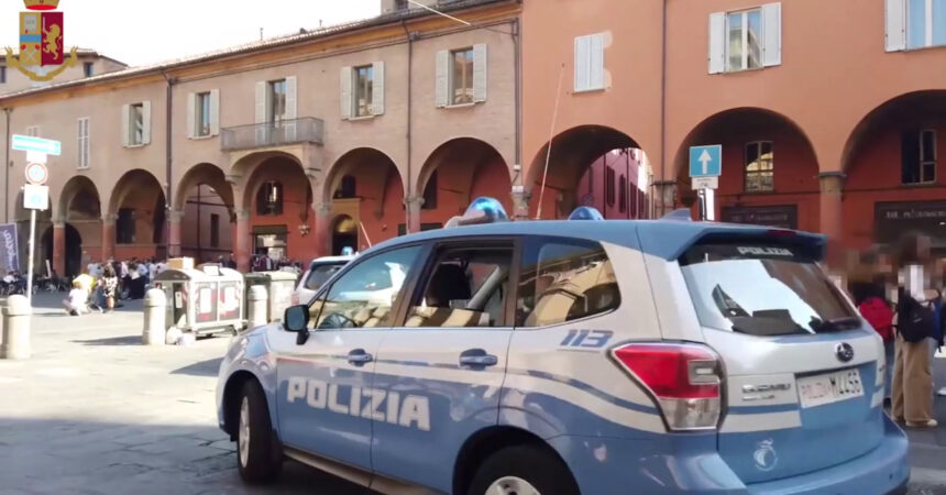 Cento consegne di droga al giorno, 21 arresti a Bologna