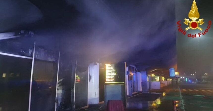 Incendio in aeroporto a Catania, lo scalo riparte con due voli all’ora