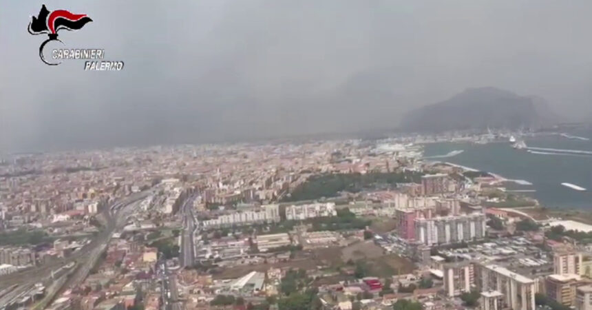 Incendi a Palermo, l’elicottero dei carabinieri sorvola aree colpite