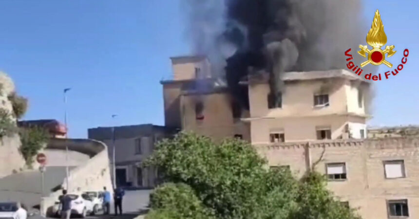 Incendio all’ex mulino Monterosso nel ragusano, le immagini