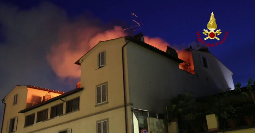 Incendio in una palazzina a Firenze, le immagini