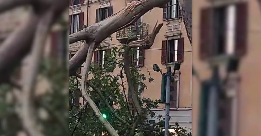 Le violenta tempesta nella notte a Milano