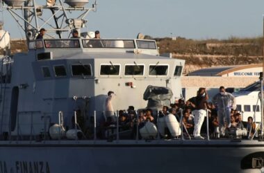 A Lampedusa sbarchi senza sosta, hotspot al collasso