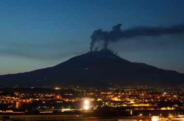 Etna, l’aeroporto di Catania chiuso fino alle 20 per la cenere vulcanica