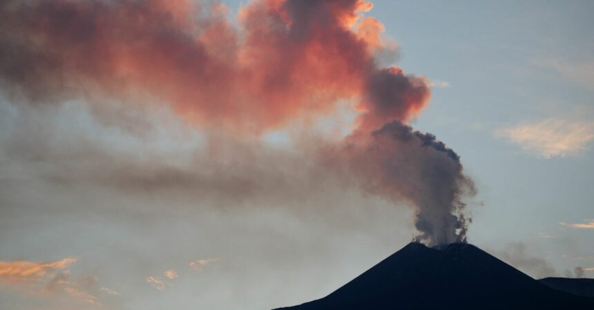 Etna, l’aeroporto di Catania chiuso fino alle 6 di domani per la cenere vulcanica