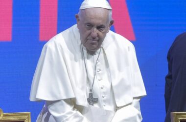 Papa “Nessuno si può salvare da solo”