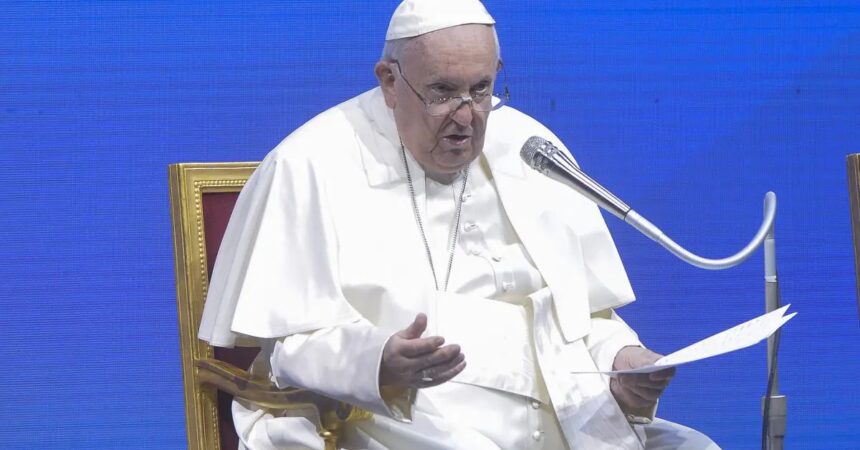 Papa “Ridurre le spese militari in favore di bisogni umanitari”
