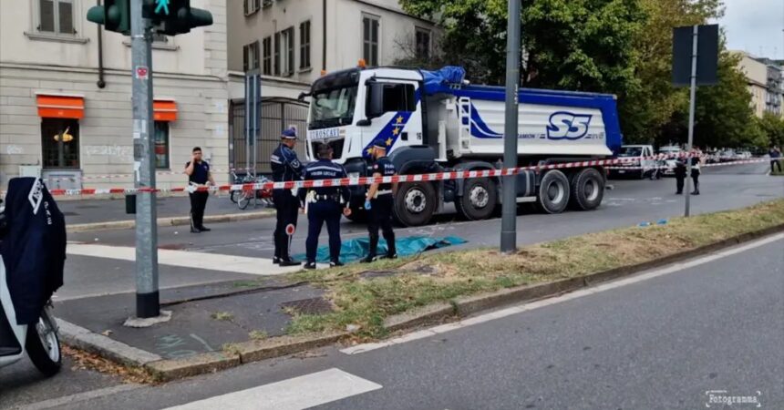 Milano, ciclista 28enne travolta da un camion in Porta Romana