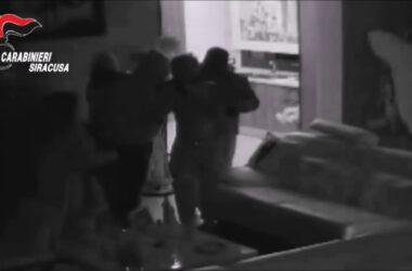 Rapina in villa a Siracusa, proprietari sequestrati e immobilizzati