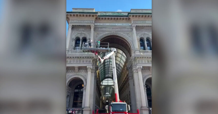 Avviata pulizia scritte sull’arco d’ingresso della Galleria di Milano